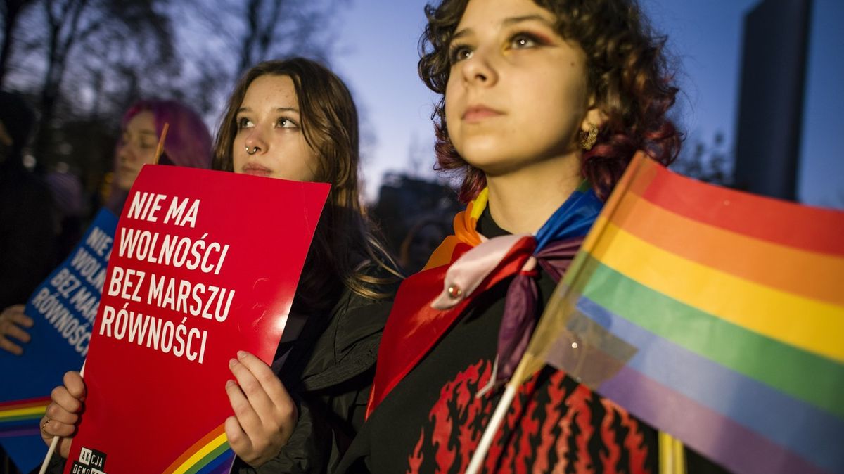 Polští poslanci chtějí zakázat shromažďování na podporu sexuálních menšin